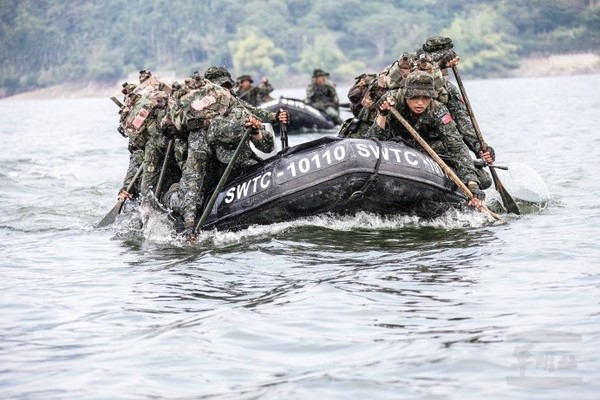 山隘行軍水域訓練　提升水域特種作戰能力