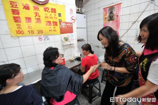 ▲▼韓國瑜妻子李佳芬，11日上午到高雄岡山傳統市場拜票，現場熱情民眾擠爆街道，爭相握手簽名。（圖／記者宋德威攝，下同）