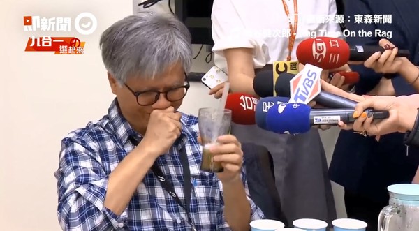 ▲▼無黨籍台北市長候選人吳蕚洋示範做蜂蜜檸檬，在試喝過程中嗆到。（圖／翻攝自即新聞、東森新聞）