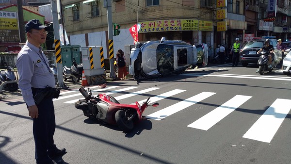 ▲ 廂型車失控連撞2機車2汽車 5人受傷送醫。（圖／記者郭世賢翻攝）