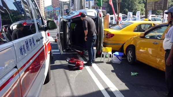 ▲ 廂型車失控連撞2機車2汽車 5人受傷送醫。（圖／記者郭世賢翻攝）