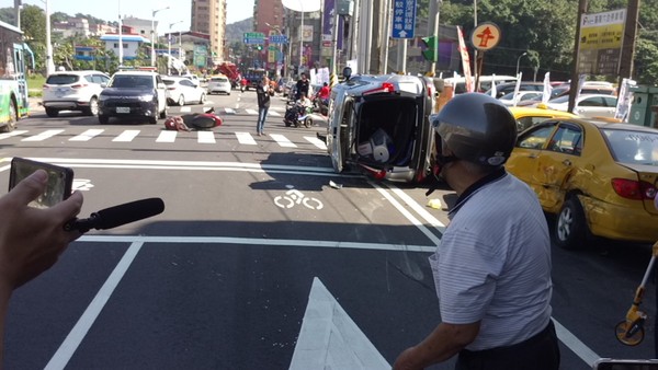 ▲ 廂型車失控連撞2機車2汽車 5人受傷送醫。（圖／記者郭世賢翻攝）