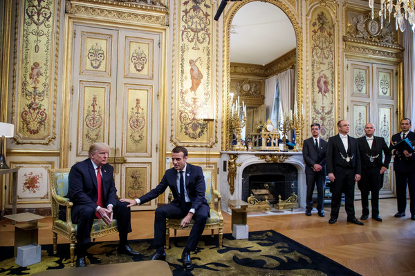 ▲▼美國總統川普與法國總統馬克宏10日在巴黎會面。（圖／路透）