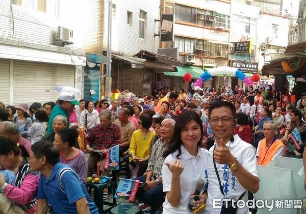 ▲全國里長選舉第一人，桃園「情歌王子」里長拚連任，唱歌進場嗨翻會場。（圖／李應偉提供）