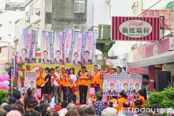 ▲全國里長選舉第一人，桃園「情歌王子」里長拚連任，唱歌進場嗨翻會場。（圖／李應偉提供）