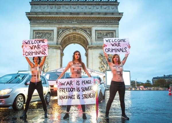 ▲上空3女凱旋門前抗議。（圖／翻攝自Femen臉書專頁）