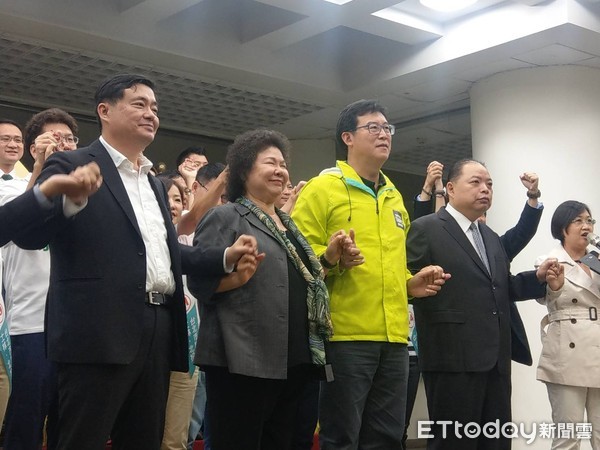 ▲總統府秘書長陳菊、民進黨秘書長洪耀福12日與民進黨台北市長候選人姚文智及27位市議員候選人召開記者會。（圖／記者蔣婕妤攝）