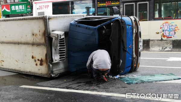 ▲▼       大直捷運站車禍      。（圖／記者黃彥傑攝）