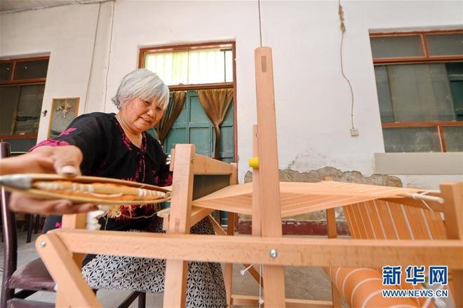 ▲▼河北省鉅鹿縣某村婦女正在家中使用織布機織布。（圖／翻攝自新華社）