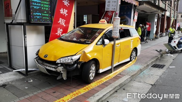 ▲▼康定路326號計程車撞行人，2人ohca、1受傷。（圖／記者黃彥傑攝）
