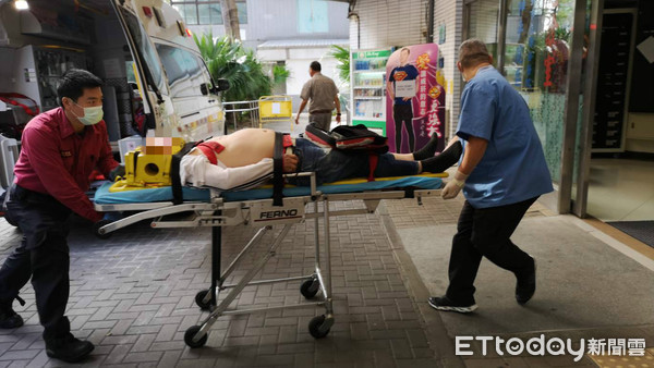 ▲▼      小黃衝撞路人       。（圖／記者黃彥傑攝）