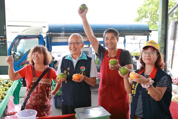 ▲徐耀昌11日至市場掃街拜票，和攤販們握手致意。（圖／徐耀昌競選總部提供）