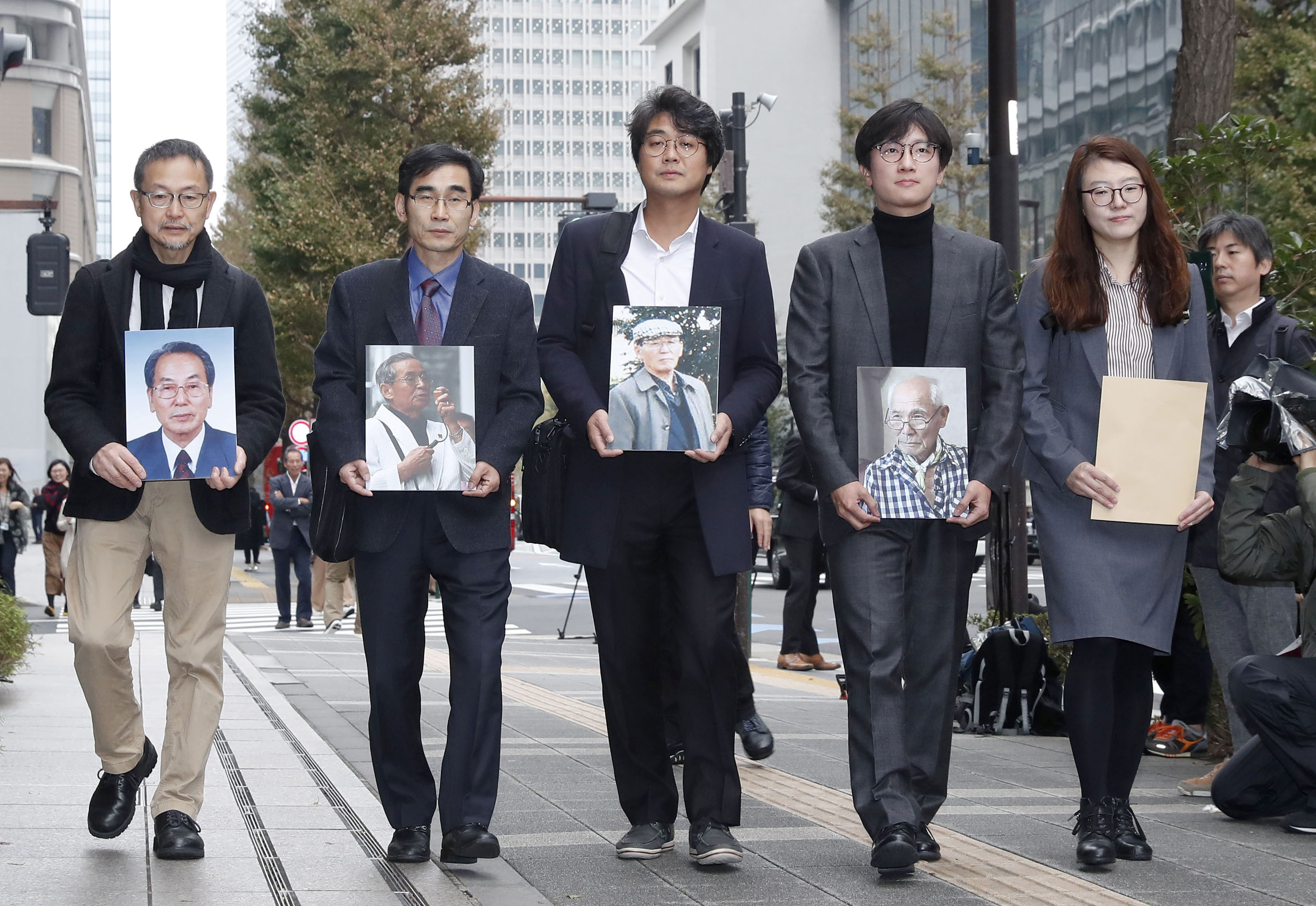 ▲▼南韓律師為了要求日本公司為二戰時期徵用勞工問題賠償。（圖／路透）