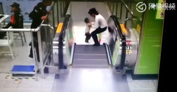 2歲童雙腿懸空差1秒摔下電扶梯　包頭女衝刺護脖抱起！驚險14秒曝光。（圖／翻攝《網易視頻》）