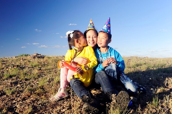 ▲張鈞甯30歲生日，在蒙古見到資助的第一個孩子。（圖／世界展望會提供）