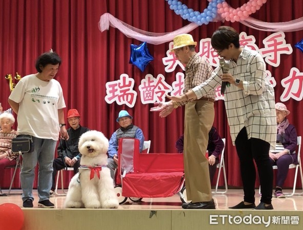 ▲超萌治療犬的陪伴 增加失智長者互動。（圖／中華民國職能治療師公會全聯會提供）