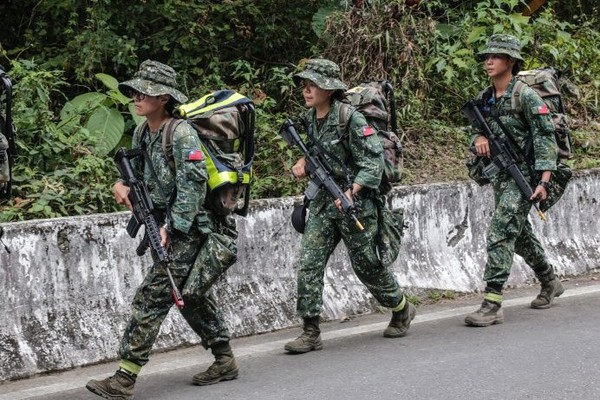 巾幗不讓鬚眉  山隘行軍女性官兵表現出色