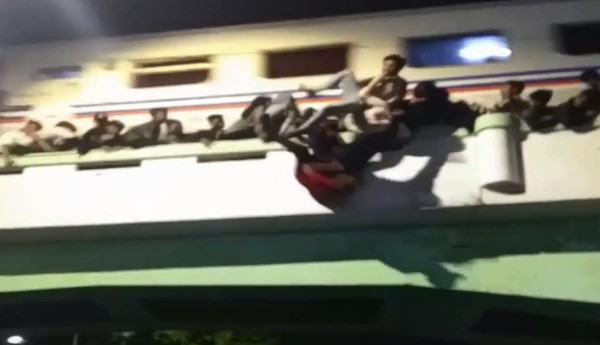 ▲印尼觀眾擠鐵路橋墜地。（圖／翻攝自網友Indo nistik-youtube影音）