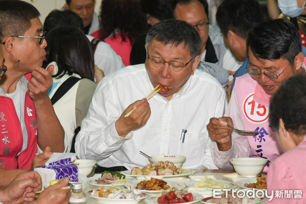 ▲▼台北市長候選人柯文哲在周記肉粥店用餐。（圖／記者林敬旻攝）