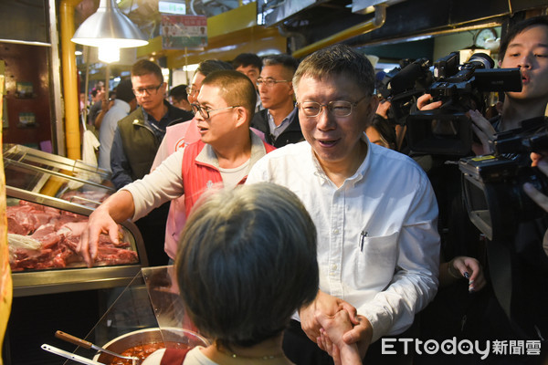 ▲▼台北市長候選人柯文哲東三水市場掃街。（圖／記者林敬旻攝）