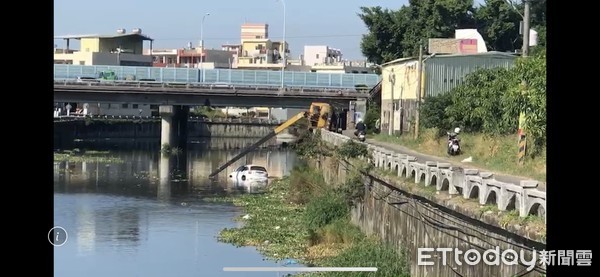 ▲休旅車撞護欄，請來拖吊車，拖吊到一半卻不慎落入大排，拖吊車也翻覆。（圖／記者唐詠絮翻攝）