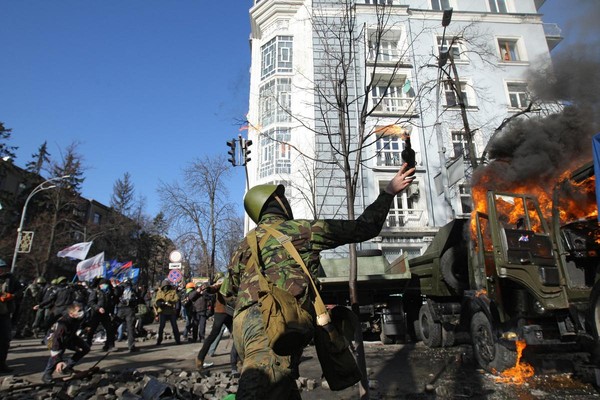 2014年2月，烏克蘭抗議民眾發動革命，向警方投擲汽油彈。（東方IC）