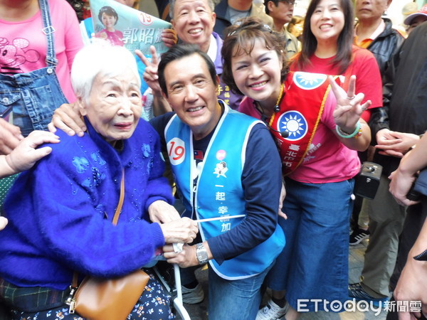 ▲▼馬英九陪同國民黨台北市議員郭昭巖掃街。（圖／記者賴于榛攝）