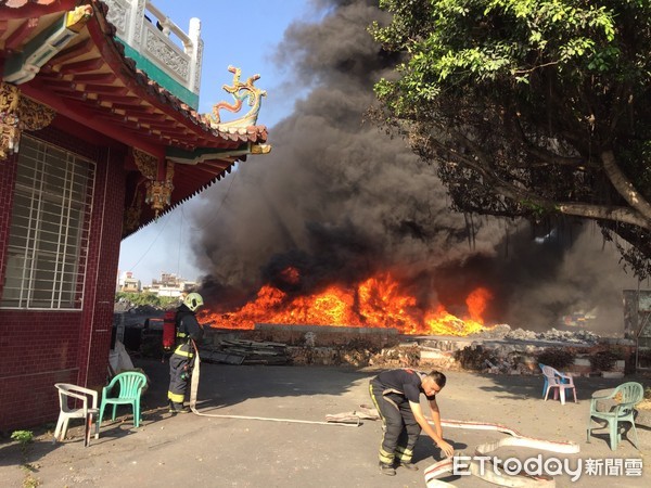 ▲▼高雄岡山區聖母宮發生近期地3次火警，大量濃煙往市區飄去。（圖／記者宋德威翻攝／翻攝爆料公社）