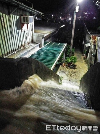 ▲ 基隆凌晨自來水管爆裂淹6戶住家 土石流沖進屋內嚇醒。（圖／住戶謝麗珠提供）