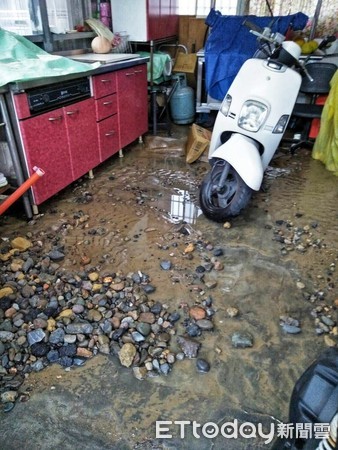 ▲ 基隆凌晨自來水管爆裂淹6戶住家 土石流沖進屋內嚇醒。（圖／住戶謝麗珠提供）