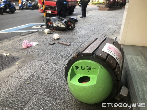 ▲▼淡水一名男子騎車時巧遇身體不適，撞上路邊停車標示桿後，頭部受到重傷。（圖／記者趙永博攝）