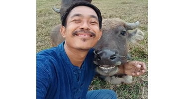 ▲▼泰國農村小哥和水牛笑容如出一轍。（圖／Facebook）