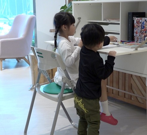 ▲桌椅間的高度落差影響孩子專注力。（圖／記者胡至欣攝）