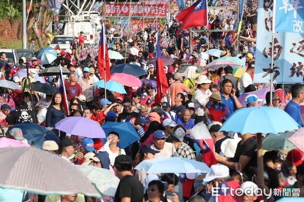 ▲▼「韓國瑜三山之友會」岡山場今天晚上登場，現場不時看到旗海飄揚。（圖／記者宋德威攝）