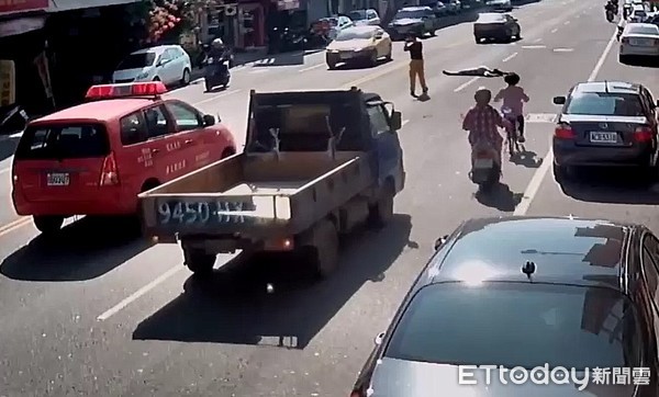 ▲▼林男過馬路遭老翁開車撞上，性命垂危。（圖／記者李忠憲翻攝）