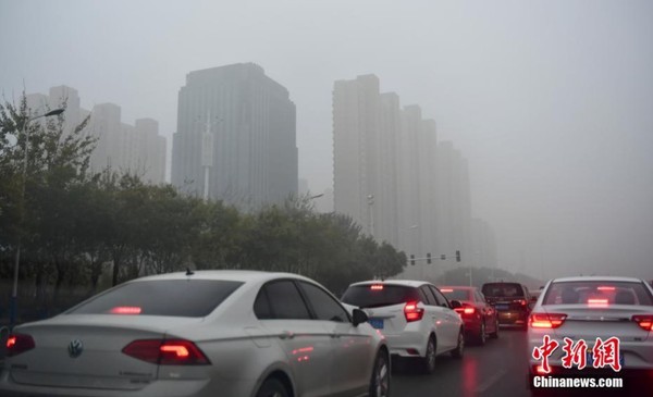 ▲▼北京14日空污嚴重影響交通。（圖／翻攝自大陸網站）