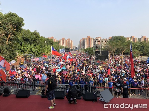 ▲▼韓國瑜岡山造勢晚會，在現場擺放2萬個座位，每張椅子上都放置一面國旗，但竟被不肖民眾拿去販賣。（圖／記者陳以昇攝）