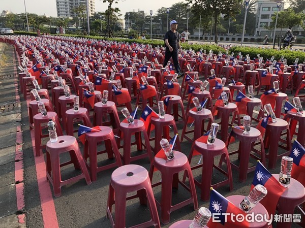 ▲▼韓國瑜岡山造勢晚會，在現場擺放2萬個座位，每張椅子上都放置一面國旗，但竟被不肖民眾拿去販賣。（圖／記者陳以昇攝）