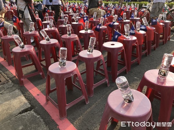 ▲▼韓國瑜岡山造勢晚會，在現場擺放2萬個座位，每張椅子上都放置一面國旗，但竟被不肖民眾拿去販賣。（圖／記者陳以昇攝）