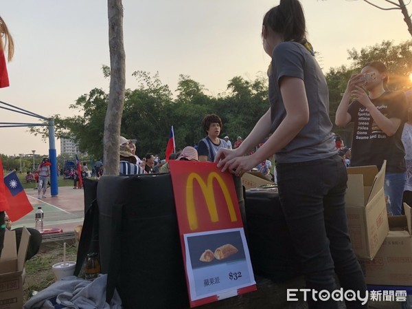 ▲▼麥當勞跑到韓國瑜岡山大會戰。（圖／記者陳以昇攝）