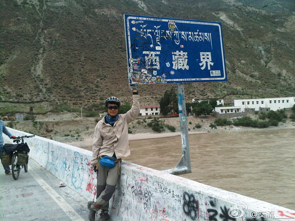 位於川藏交界318國道的金沙江大橋，是連接四川甘孜州及西藏昌都市的交通要道，許多遊客都會從此地自駕前往西藏旅遊。（圖／翻攝自zjloscar微博）