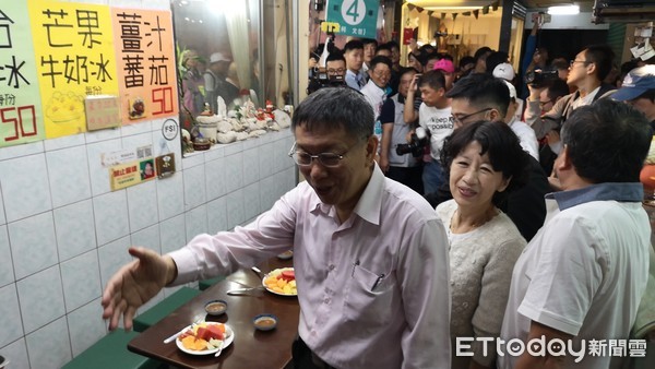 ▲▼台北市長柯文哲華西街掃街。（圖／記者陳家祥攝）