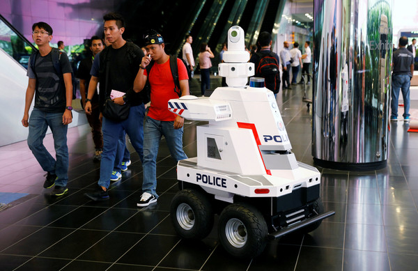 ▲▼第33屆東協峰會在新加坡舉行，會中出現一款新型的警察機器人負責維安工作。（圖／路透）