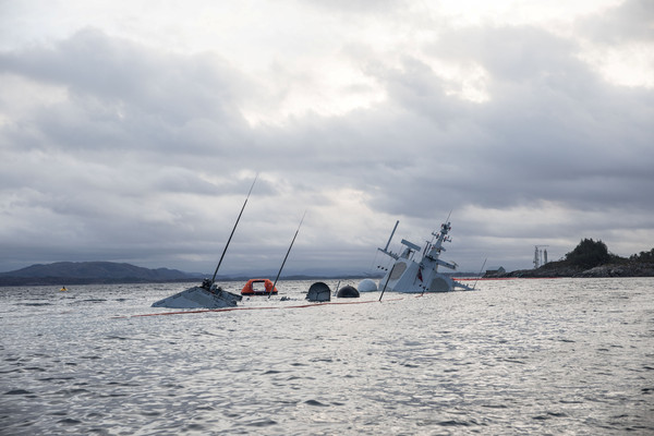 ▲▼挪威海軍巡防艦KNM Helge Ingstad沉沒。（圖／路透）