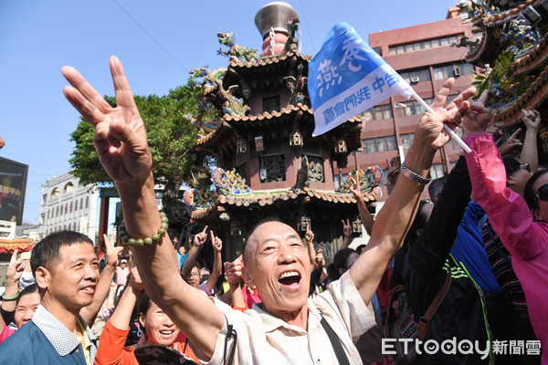 ▲▼大甲鎮瀾宮信徒支持侯友宜、韓國瑜、盧秀燕。（圖／記者林敬旻攝）