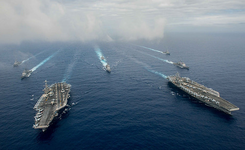 ▲ 美國航母「雷根號」與「史坦尼斯號」2016年在菲律賓海域進行戰鬥群合體演習（圖／美國太平洋艦隊官網）