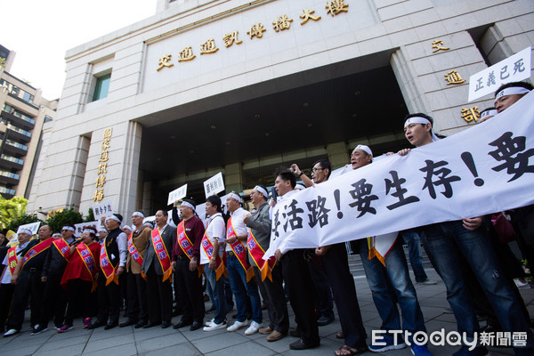 ▲▼中華民國小客車租賃公會全國聯合會包圍交通部。（圖／記者季相儒攝）