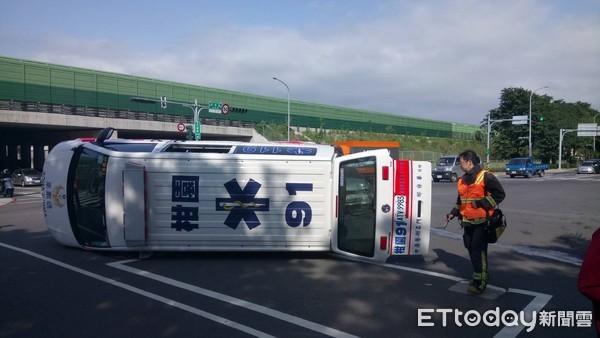 ▲▼救護車被撞翻，新北，柑園分隊  。（圖／記者林裕豐攝）