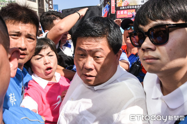 ▲▼高雄市長候選人韓國瑜前往鎮瀾宮，顏清標陪同開道滿身是汗。（圖／記者林敬旻攝）