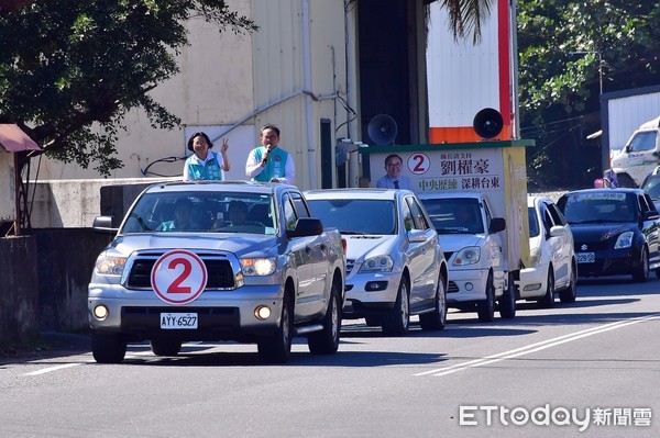 ▲劉櫂豪與妻子林子煊帶領競選團隊前往南迴線車隊掃街，獲得鄉親熱情支持。（圖／劉櫂豪辦公室提供，下同）